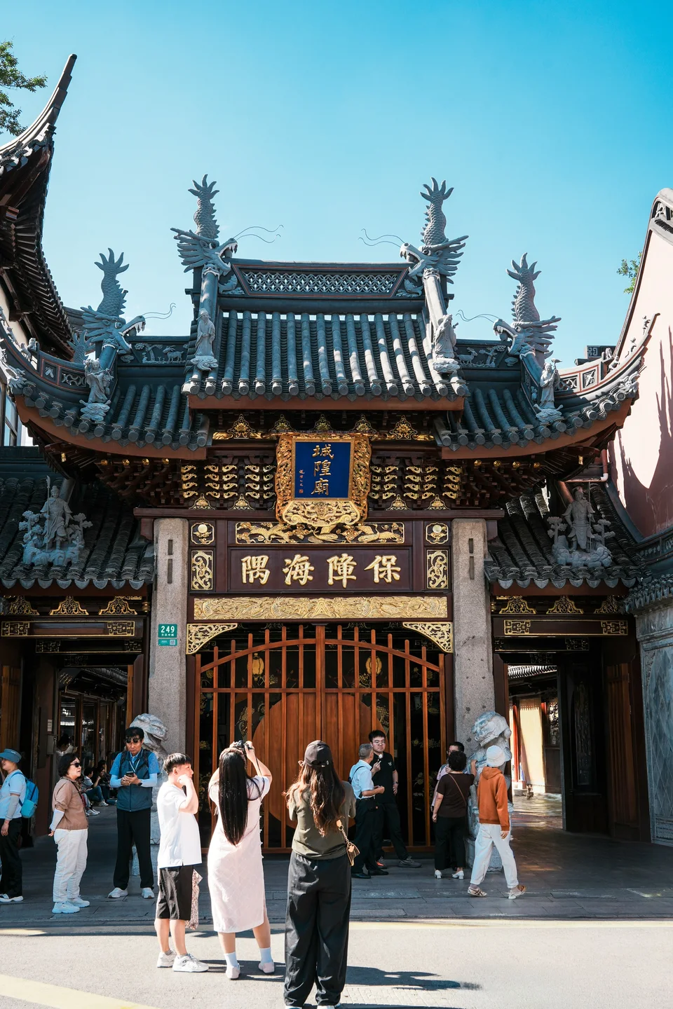 门内门外