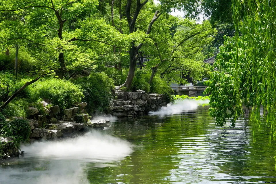 水面起雾
