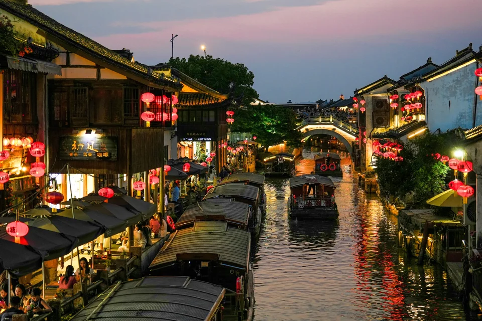 沿水而行